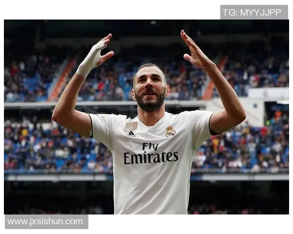 暮年再战巅峰 足球传奇球星迎来职业生涯最后的冠军辉煌 暮年再战巅峰 足球传奇球星迎来职业生涯最后的冠军辉煌